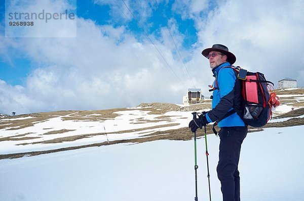 Erwachsener Mann mit Wanderstöcken  Bucegi-Gebirge  Siebenbürgen  Rumänien