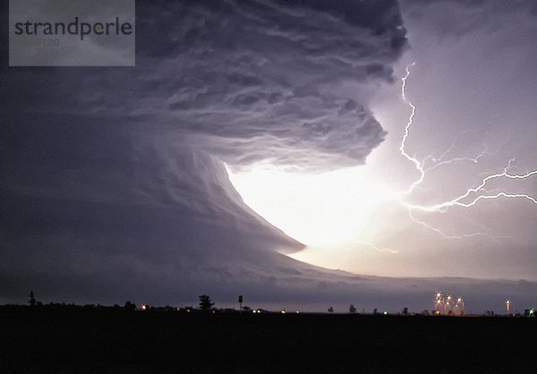 Ein explosiver Wolkenbolzen schießt aus dieser tornadischen Superzelle mit hochstrukturierter Rotation  Pampa  Texas  USA.
