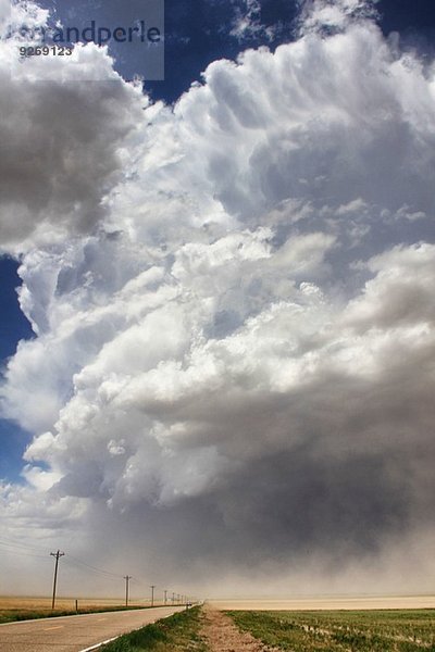 Eine massive Superzelle saugt intensiven Staub in den Aufwind  der zu einem heftigen Staubsturm führt  Sheridan Lake  Colorado  USA.
