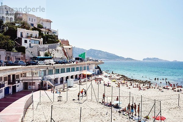 Massen von Urlaubern am Strand  Marseille  Frankreich
