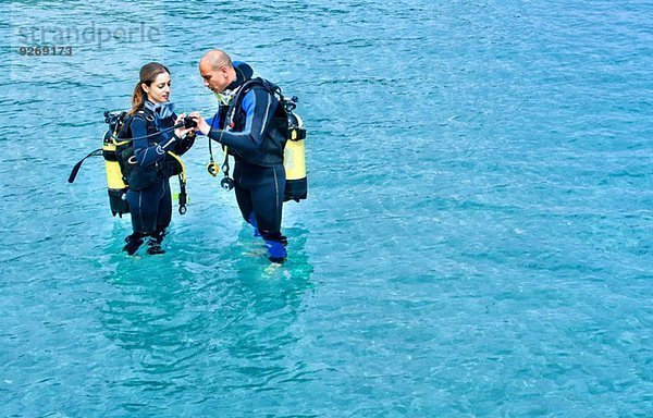 Paar  das sich auf einen Tauchgang im Meer vorbereitet  La Maddalena  Sardinien  Italien