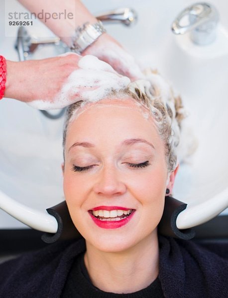 Frau mit Haarwäsche im Salon