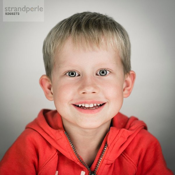 Porträt eines verspielten Jungen