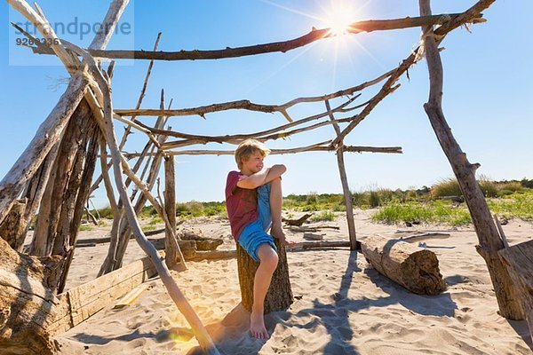 Junge macht Pause im Treibholzbunker  Caleri Beach  Veneto  Italien