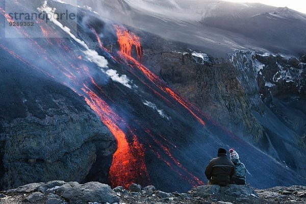 Paar beobachtet vulkanische Lava  Fimmvorduhals  Island