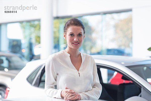 Porträt einer lächelnden Verkäuferin im Autohaus