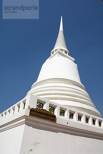 Weißer Stupa eines buddhistischen Tempels in Ayutthaya  Thailand