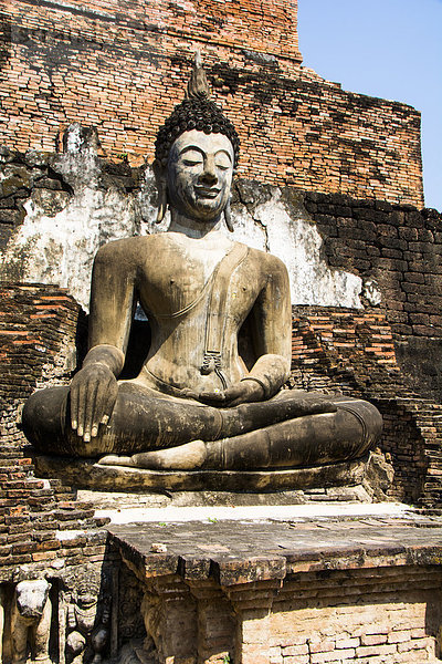 Buddhastatue im Wat Mahathat des historischen Parks von Sukhothai  Thailand