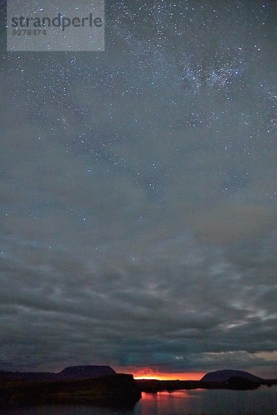 Vulkan Bardarbunga  Sternenhimmel und glühende Lava über dem See Myvatn am 05.09.2014  Island