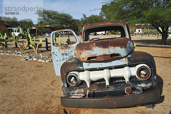 Ford-Autowrack mit Energiesparlampen  Solitaire  historisch Areb  seit 1848 eine private Kleinstsiedlung auf der gleichnamigen Farm  Namib-Naukluft-Park  Namibia