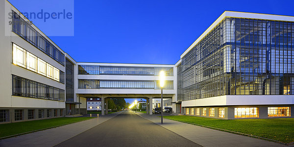 Das Bauhaus Dessau  Nachtaufnahme  Dessau  Sachsen-Anhalt  Deutschland