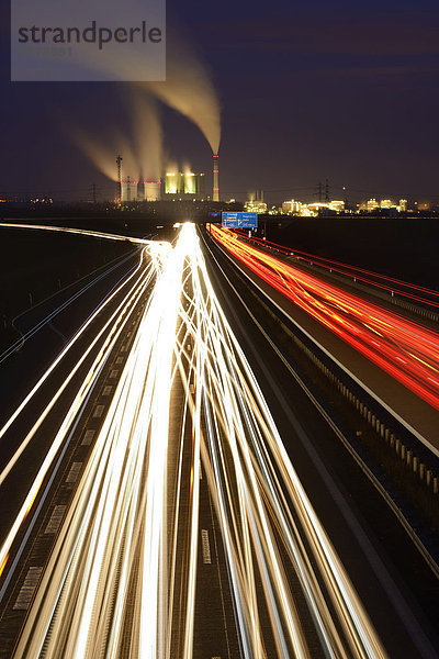 Kraftwerk Nacht folgen Beleuchtung Licht lang langes langer lange Autobahn Deutschland