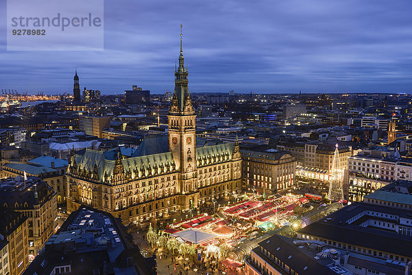 Rathaus und Weihnachtsmarkt  Hamburg  Deutschland