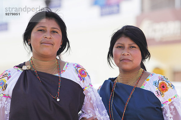 Zwei Indigenas  15 und 17 Jahre  in Tracht  Otavalo  Provinz Imbabura  Ecuador