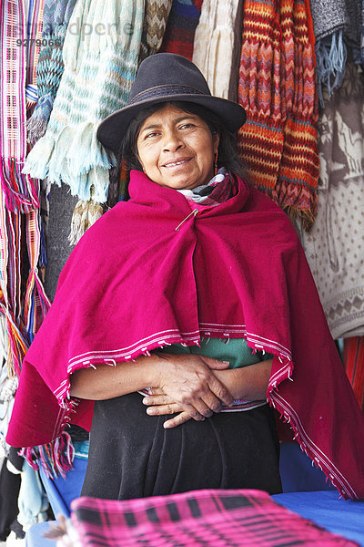 Salasaca-Indianerin  47 Jahre  in Tracht  mit handgewebten Schals  Salasaca  Provinz Tungurahua  Ecuador