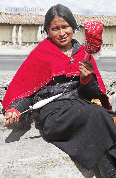 Junge Salasaca-Indianerin  mit Handspindel  Salasaca  Provinz Tungurahua  Ecuador