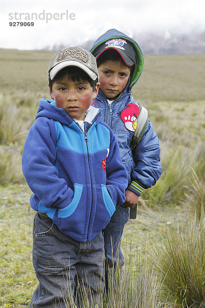 Jungen  5 und 7 Jahre  vom Volk der Puruhá  am Chimborazo  Kichwa  Provinz Chimborazo  Ecuador