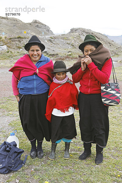 Frauen und Mädchen in Tracht  Volk der Puruhá  Kichwa  Provinz Chimborazo  Ecuador