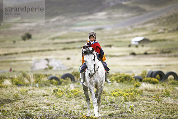 Junge vom Volk der Puruhá reitet auf einem Pferd  Kichwa  Provinz Chimborazo  Ecuador