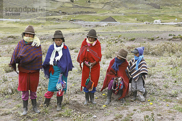 Mädchen mit traditionellen Filzhüten bieten handgemachte Souvenirs an  Volk der Puruhá  Kichwa  Provinz Chimborazo  Ecuador
