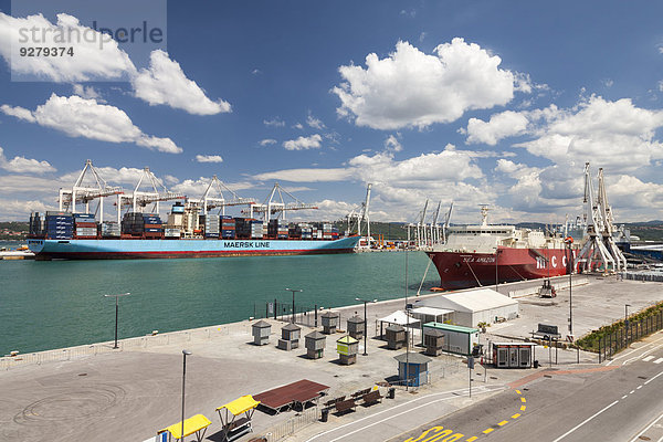 Frachtschiffe im Hafen  Koper  Adriaküste  Primorska  Istrien  Slowenien