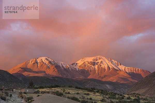Der Vulkan Taapacá bei Sonnenuntergang  Putre  Región de Arica y Parinacota  Chile