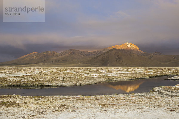 Berge im Abendlicht am Salzsee Salar de surire  Putre  Región de Arica y Parinacota  Chile