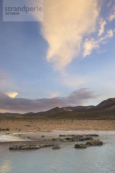 Berge und Wolken im Abendlicht am Salzsee Salar de surire  Putre  Región de Arica y Parinacota  Chile