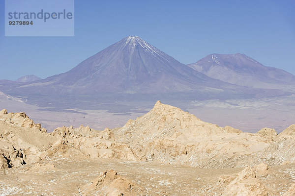 Vulkan Licancabur vom Valle de la Luna oder Tal des Mondes aus  San Pedro de Atacama  Región de Antofagasta  Chile