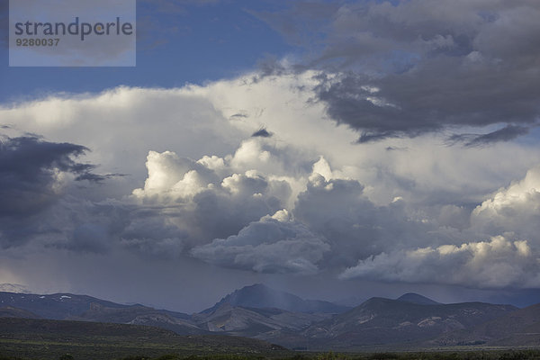 Regenwetter über den Bergen am Abend  Provinz Mendoza  Argentinien