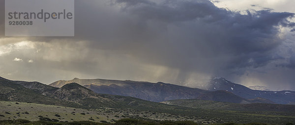 Regenwetter über den Bergen am Abend  Provinz Mendoza  Argentinien