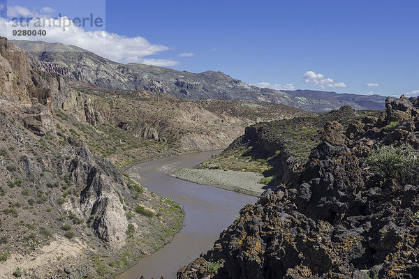 Lavafeld des Vulkans Cerro Payún und Fluss Grande  Provinz Mendoza  Argentinien