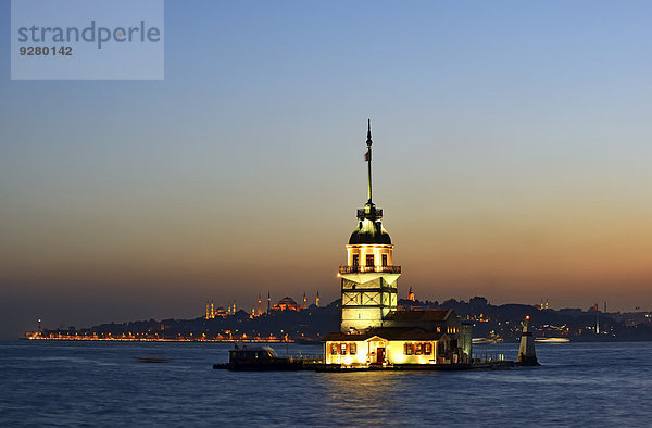 Leanderturm oder Kiz Kulesi im Bosporus  links Blaue Moschee und Hagia Sophia  von Üsküdar  Istanbul  Türkei