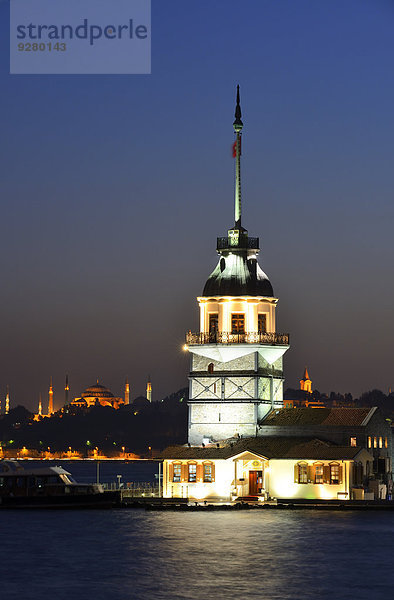 Leanderturm oder Kiz Kulesi im Bosporus  links Hagia Sophia  von Üsküdar  Istanbul  Türkei
