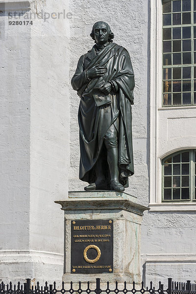 Herder-Denkmal  1850  Herderplatz vor der Herderkirche  Bronze  Bildhauer Ludwig Schaller  Weimar  Thüringen  Deutschland