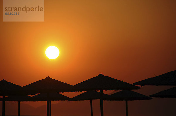 Sonnenuntergang  Sonnenschirme  Silhouetten  Tigaki  Griechenland