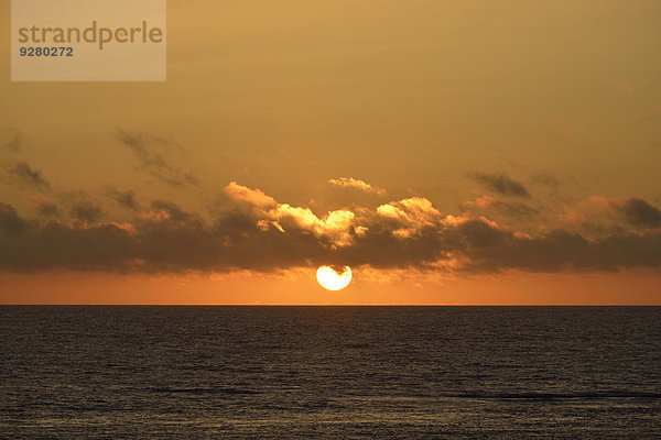 Sonnenuntergang über dem Meer  bei El Golfo  Lanzarote  Kanarische Inseln  Spanien