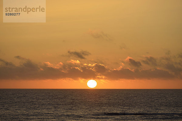 Sonnenuntergang über dem Meer  bei El Golfo  Lanzarote  Kanarische Inseln  Spanien