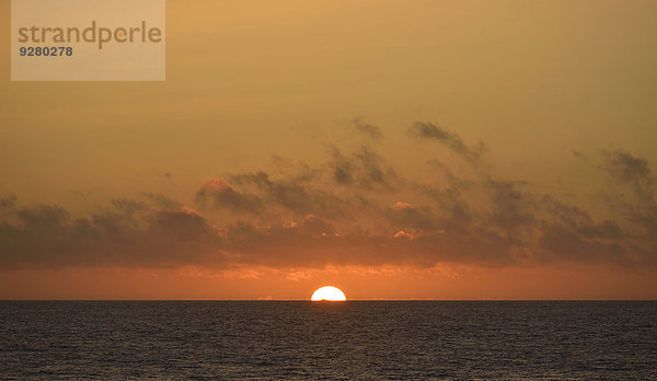 Sonnenuntergang über dem Meer  bei El Golfo  Lanzarote  Kanarische Inseln  Spanien