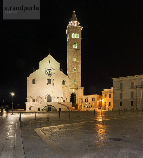 Nachtaufnahme  Westwerk  romanische Kathedrale von Trani  11. Jh.  Trani  Provinz Bari  Apulien  Italien