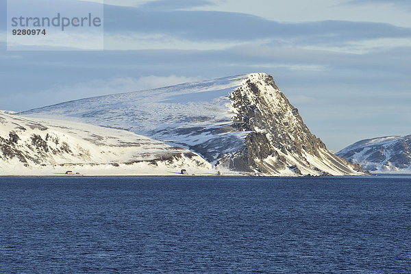 Europäisches Nordmeer und Inselküste mit einzelnen Gebäuden  Insel Magerøya  Finnmark  Norwegen