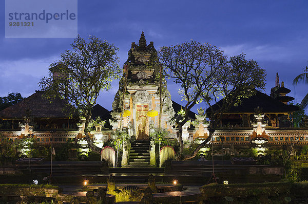 Puri Saraswati Tempel  bei Nacht  Ubud  Bali  Indonesien