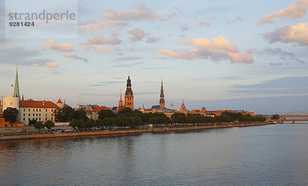 Altstadt mit Ufer der Daugava  Rigaer Schloss  Dom zu Riga  Petrikirche  von der Van?u-Brücke oder Vansu Tilts über die Daugava  Riga  Lettland