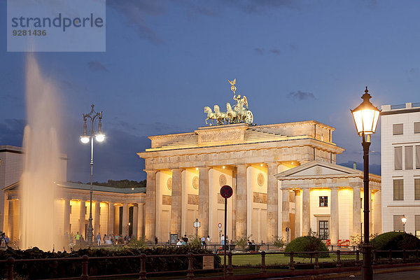 Das angestrahlte Brandenburger Tor und Springbrunnen am Pariser Platz  Berlin  Deutschland