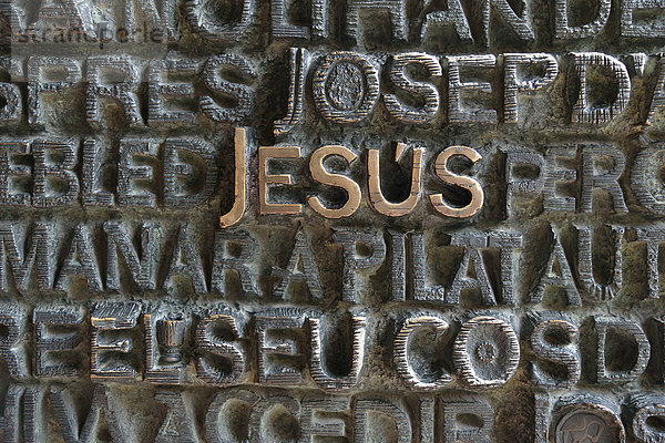 'Inschrift ''Jesús'' am Portal an der Passionsfassade der Sagrada Familia  Sühnekirche der heiligen Familie  von Antoni Gaudí  Unesco-Weltkulturerbe  Barcelona  Katalonien  Spanien'