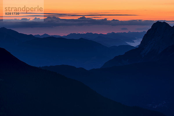 Zugspitze und Ammergauer Alpen im Morgenlicht  Berwang  Lechtal  Außerfern  Tirol  Österreich
