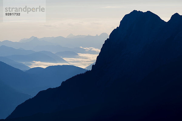 Zugspitze im Morgenlicht  Berwang  Lechtal  Außerfern  Tirol  Österreich