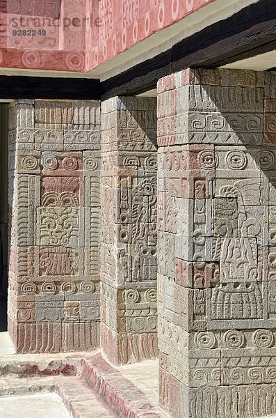 Innenhof mit quadratischen Reliefsäulen im Palacio de Quetzalpapalotl  UNESCO Weltkulturerbe Ausgrabungsstätte Teotihuacan  México  Mexiko