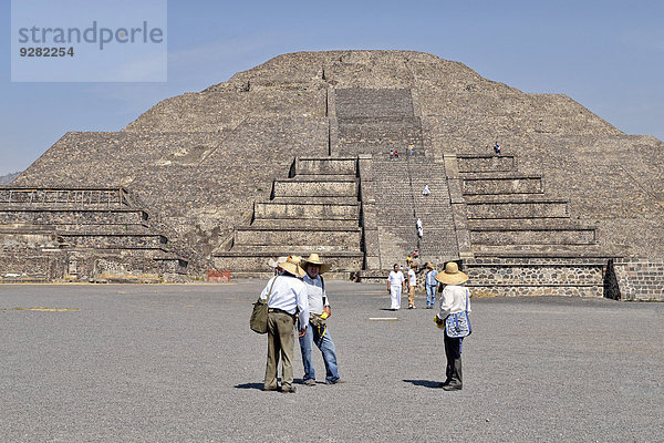 Fliegende Händler und Touristen vor der Mondpyramide oder Piramide de la Luna  UNESCO Weltkulturerbe Ausgrabungsstätte Teotihuacan  México  Mexiko
