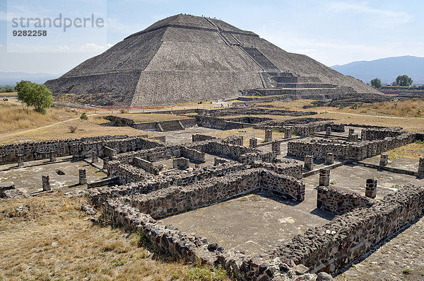 Pyramide del Sol oder Sonnenpyramide mit Überresten von Nebengebäuden  UNESCO Weltkulturerbe Ausgrabungsstätte Teotihuacan  México  Mexiko